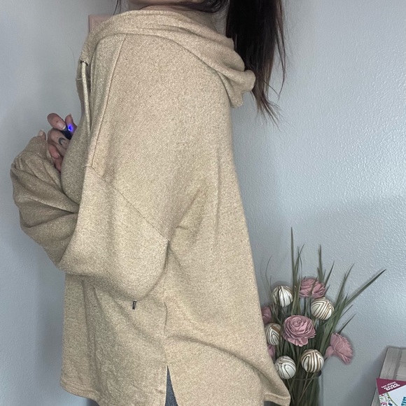 VICI HOODED TOP - Picture 7 of 11